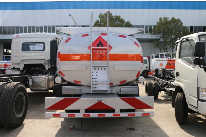 東風(fēng)多利卡8噸加油車(chē)