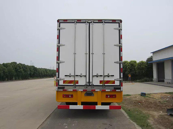 東風(fēng)天錦6.55米貨廂冷藏車
