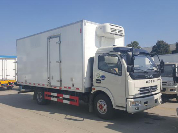 東風多利卡5米貨廂冷藏車