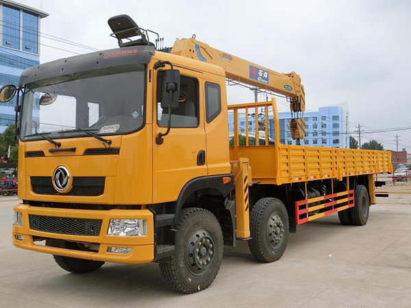 東風(fēng)前四后四輪8.5米隨車吊