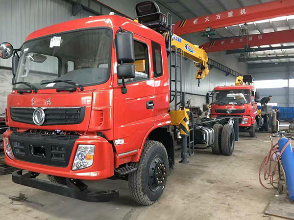 東風單橋6.1米隨車吊