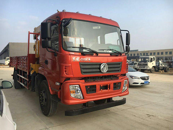 東風(fēng)廂長(zhǎng)6.1米隨車吊