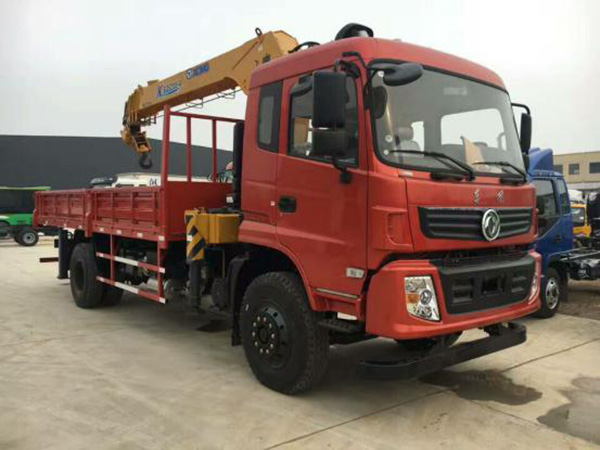 東風(fēng)廂長(zhǎng)6.1米隨車吊