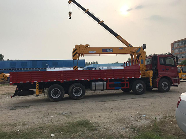 福田前四后八輪8.5米隨車(chē)吊