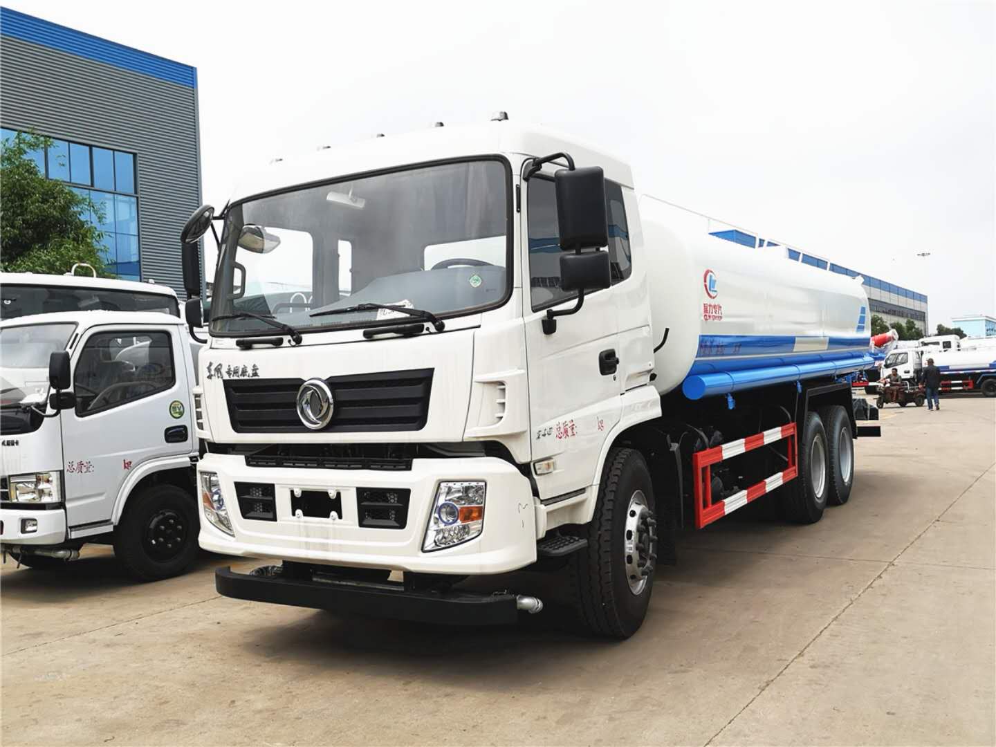 東風專用底盤后雙橋灑水車