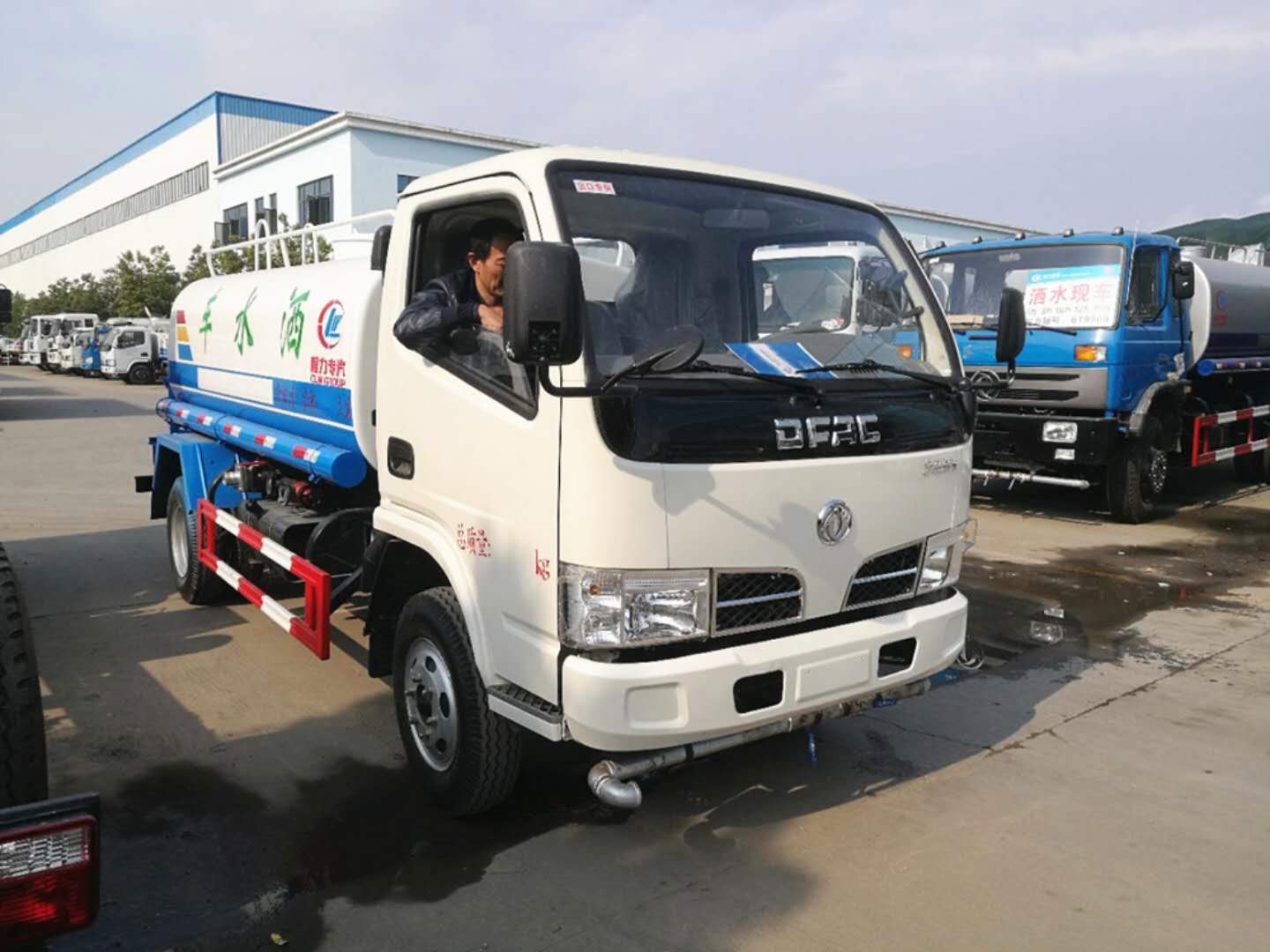 5噸灑水車和霧炮車消殺抗疫“雙管齊下”硬核環衛