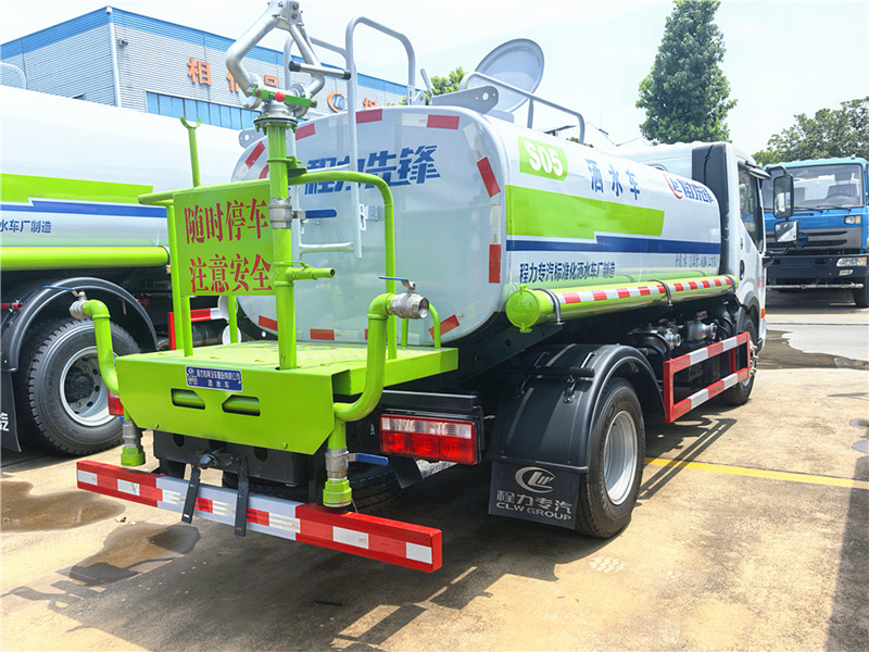 東風專致5噸灑水車